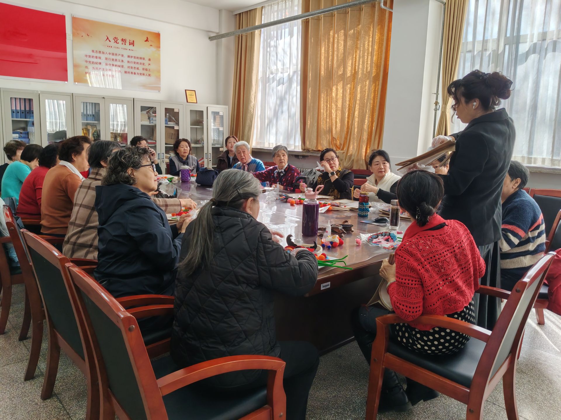 指尖塑国粹 银龄绽芳华——离退休工作处举办庆“三八”京剧脸谱非遗主题手工制作活动